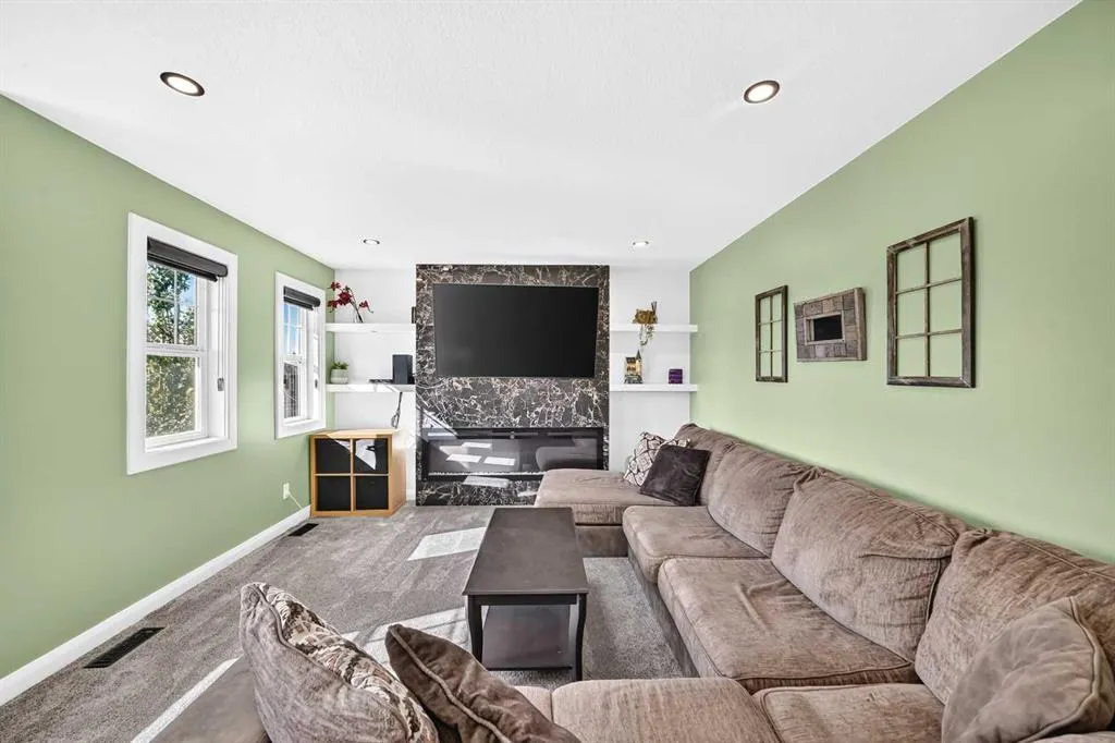 128 Ravenskirk Close SE