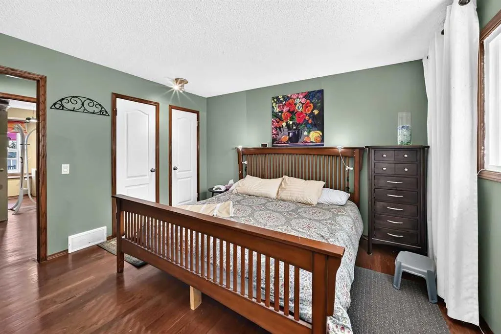 155 Strathcona Close SW