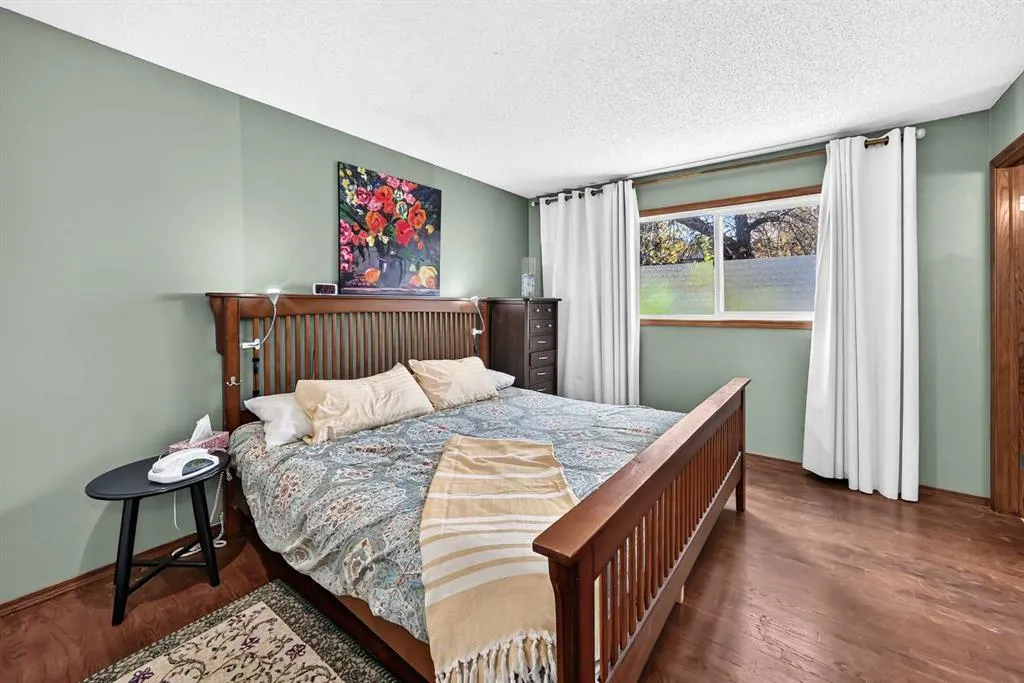 155 Strathcona Close SW