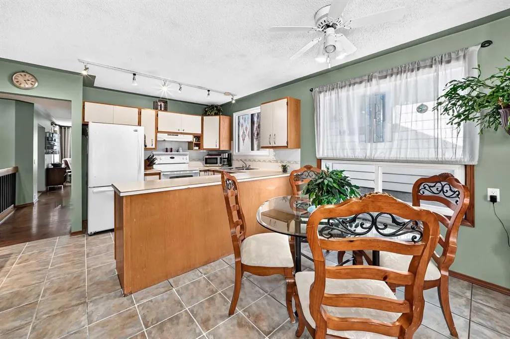 155 Strathcona Close SW