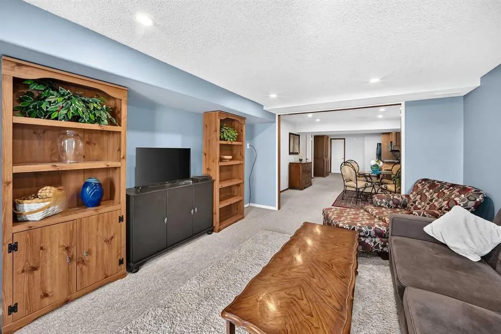 155 Strathcona Close SW
