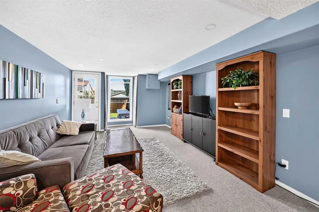 155 Strathcona Close SW