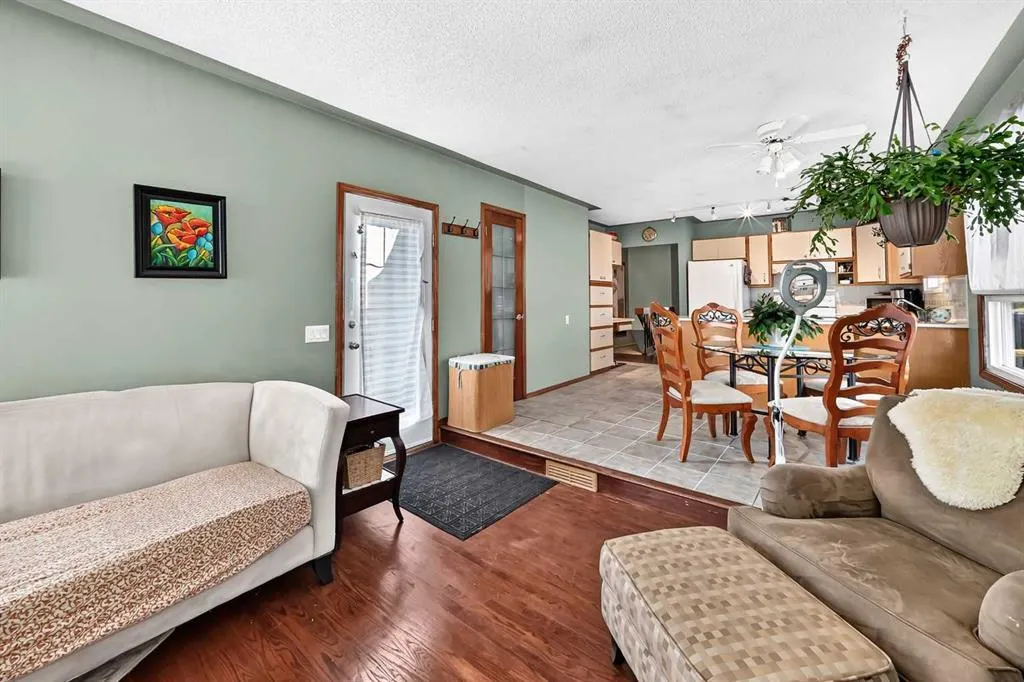 155 Strathcona Close SW