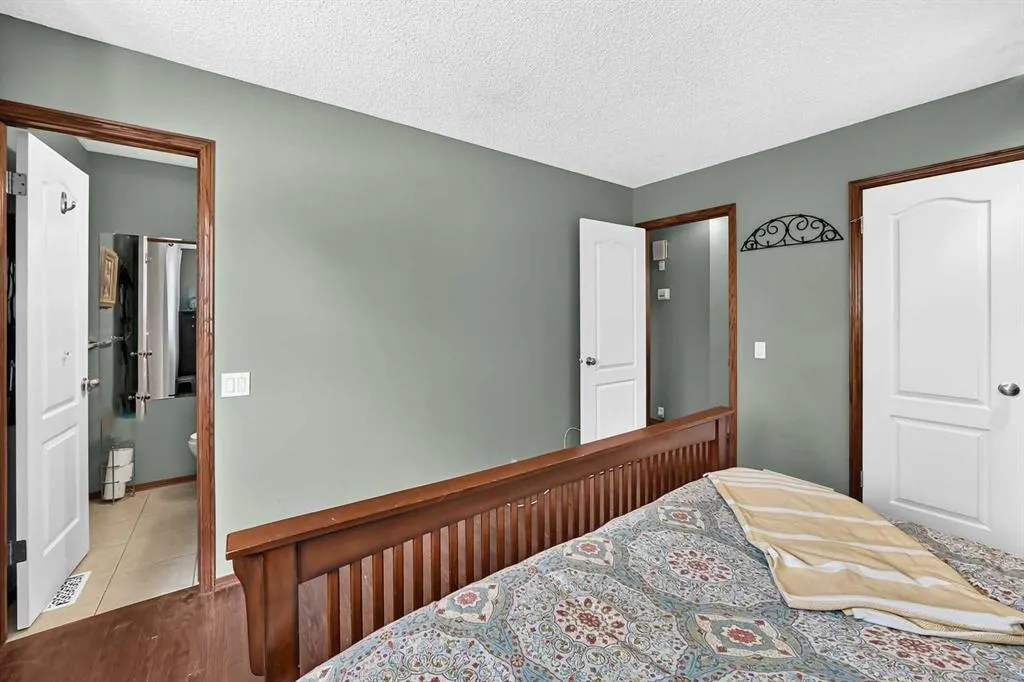 155 Strathcona Close SW