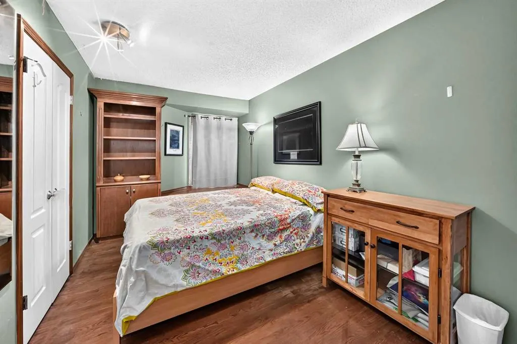 155 Strathcona Close SW