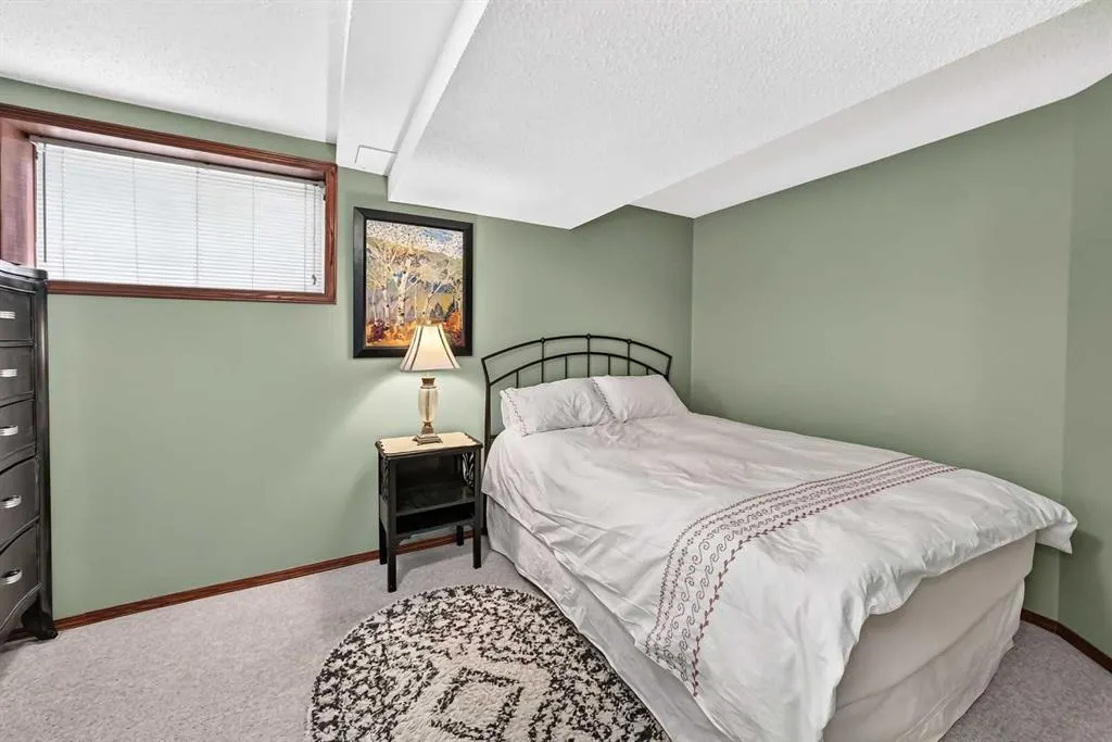 155 Strathcona Close SW
