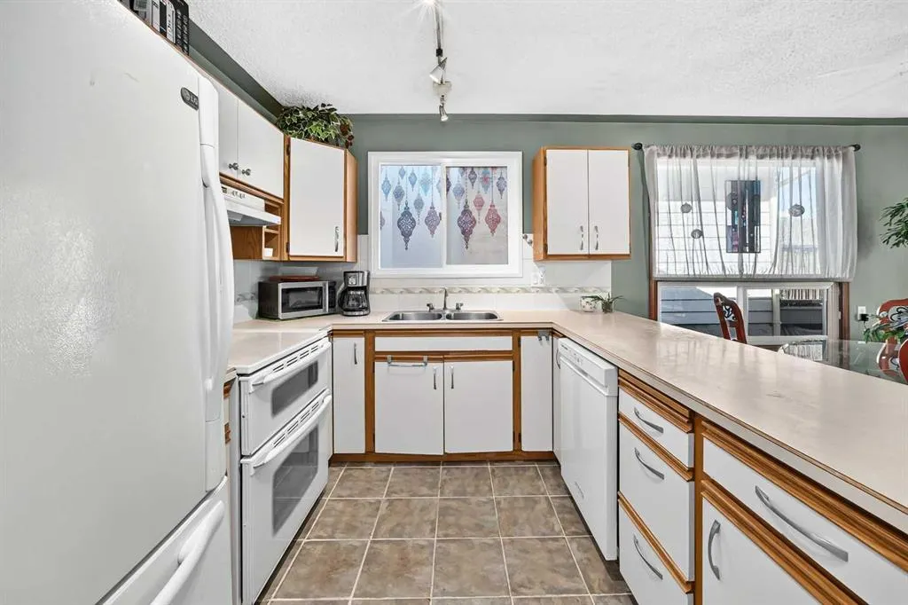 155 Strathcona Close SW