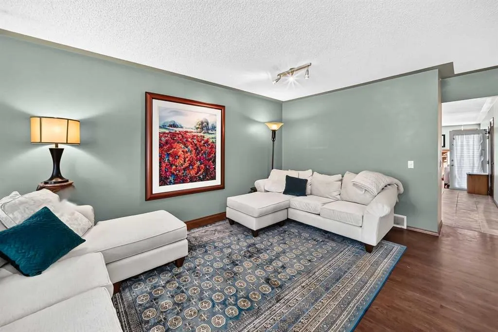 155 Strathcona Close SW