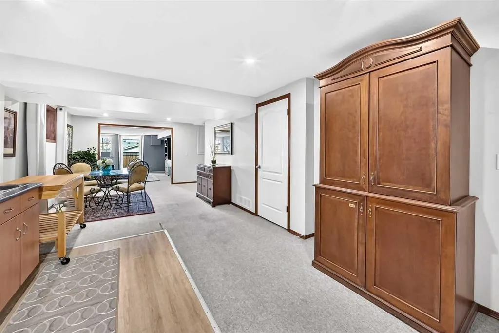 155 Strathcona Close SW