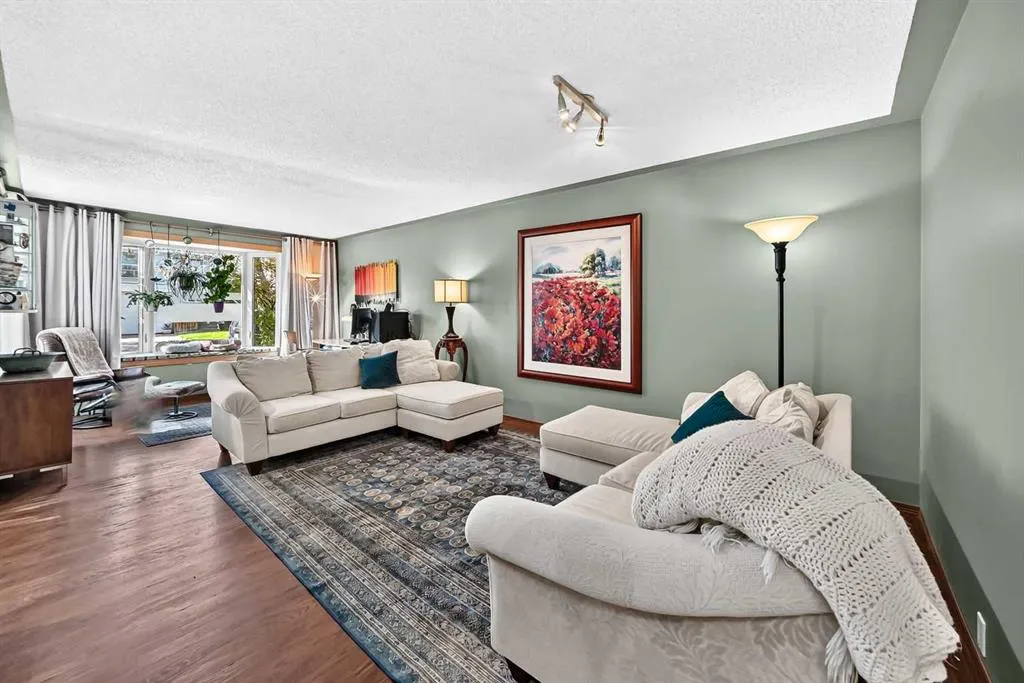 155 Strathcona Close SW