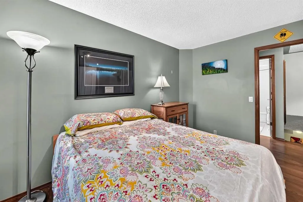 155 Strathcona Close SW