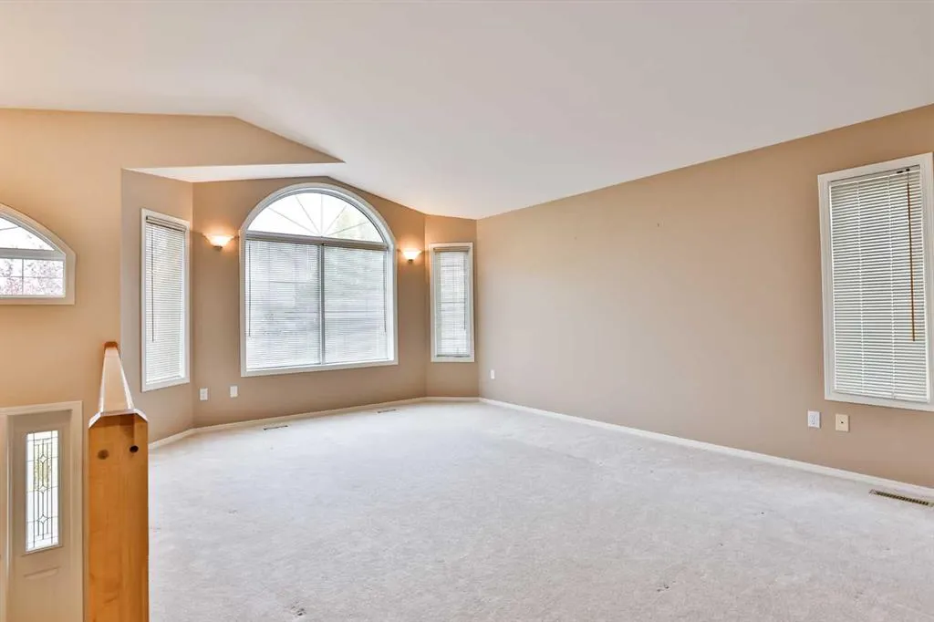 37 Squamish Crescent W