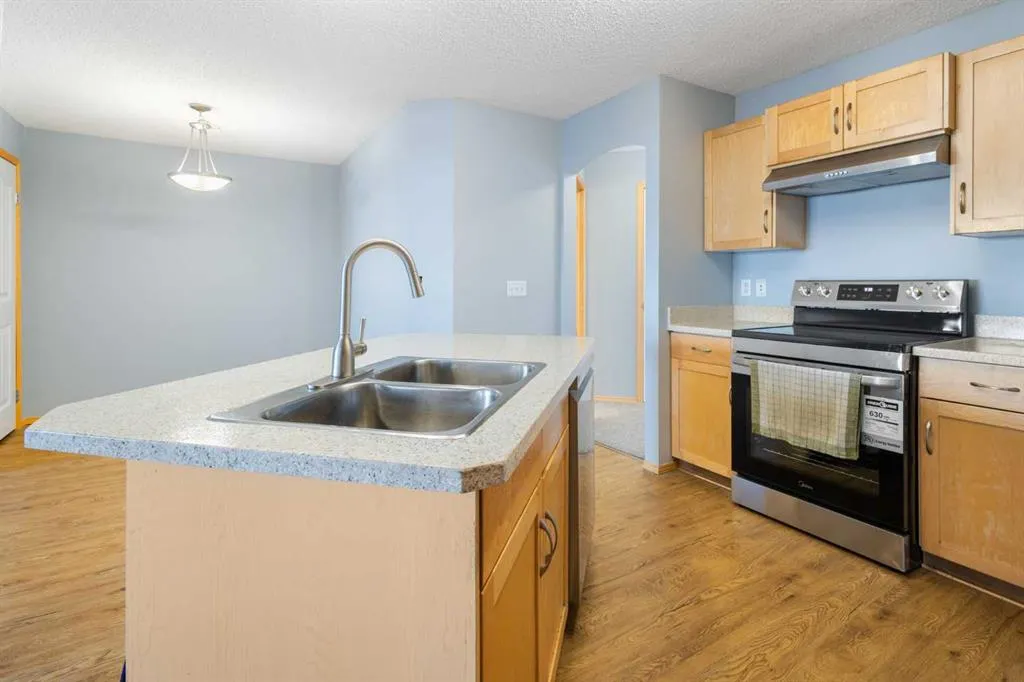 23 Everridge Square SW #104