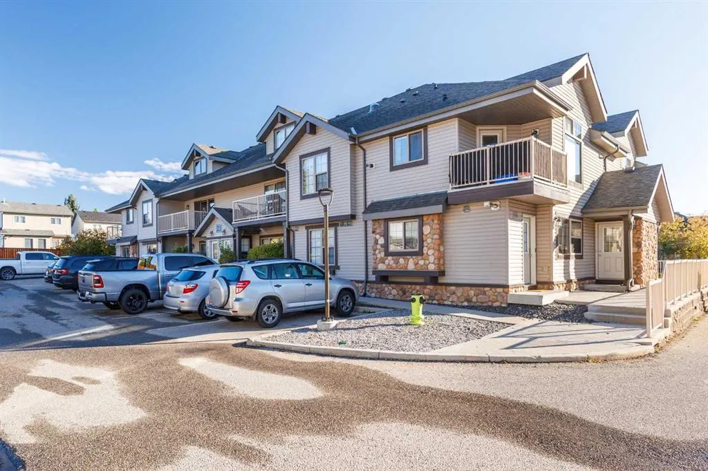 23 Everridge Square SW #104