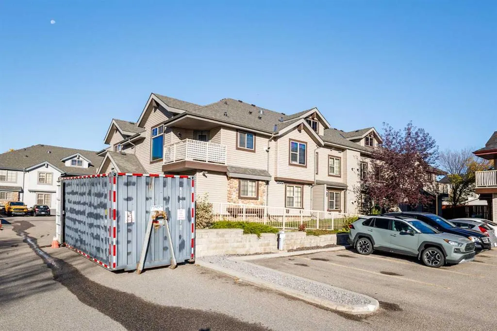 23 Everridge Square SW #104