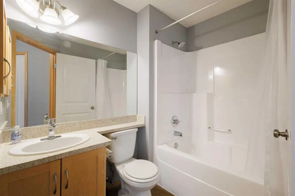 23 Everridge Square SW #104