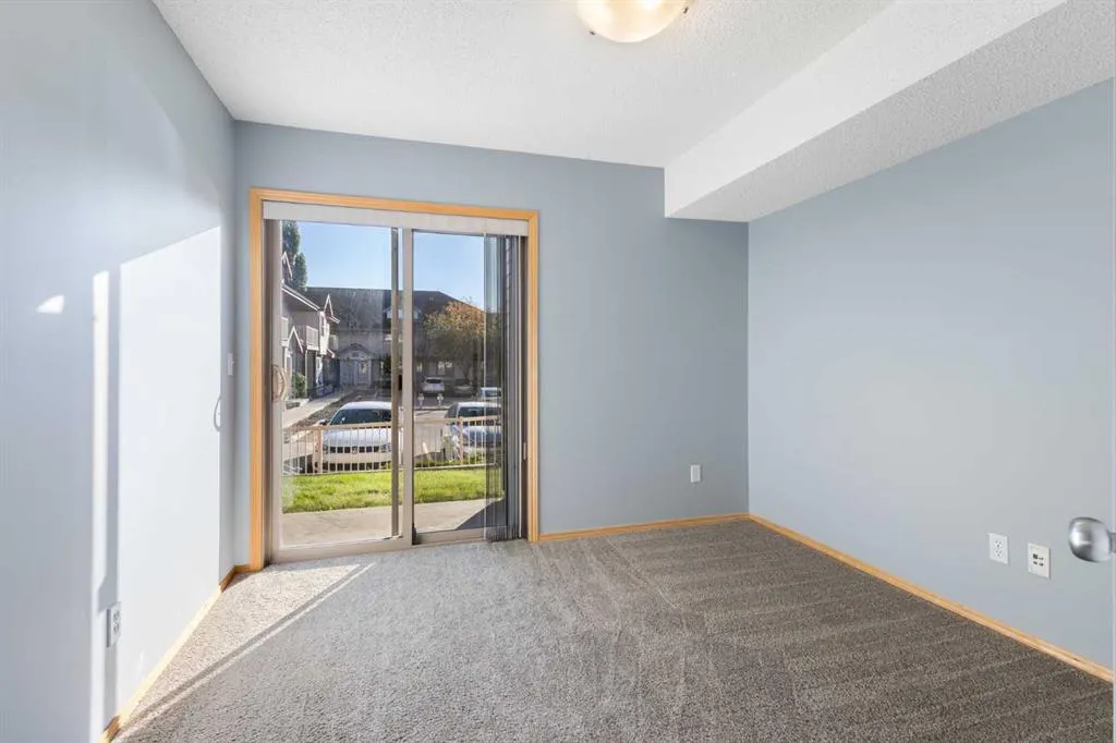 23 Everridge Square SW #104