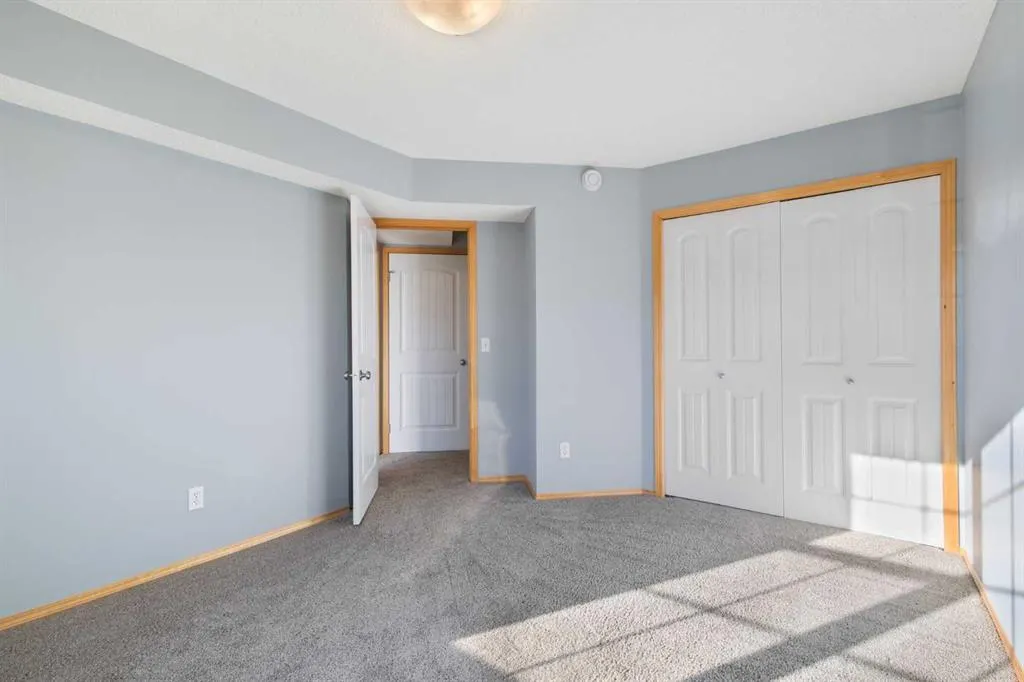 23 Everridge Square SW #104