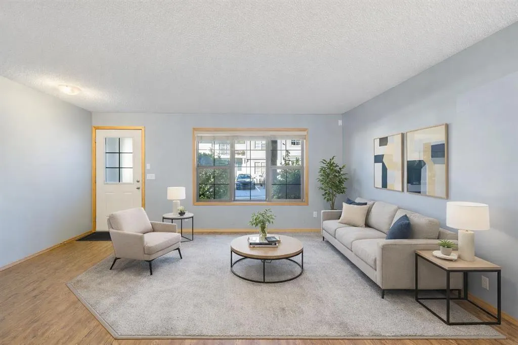 23 Everridge Square SW #104