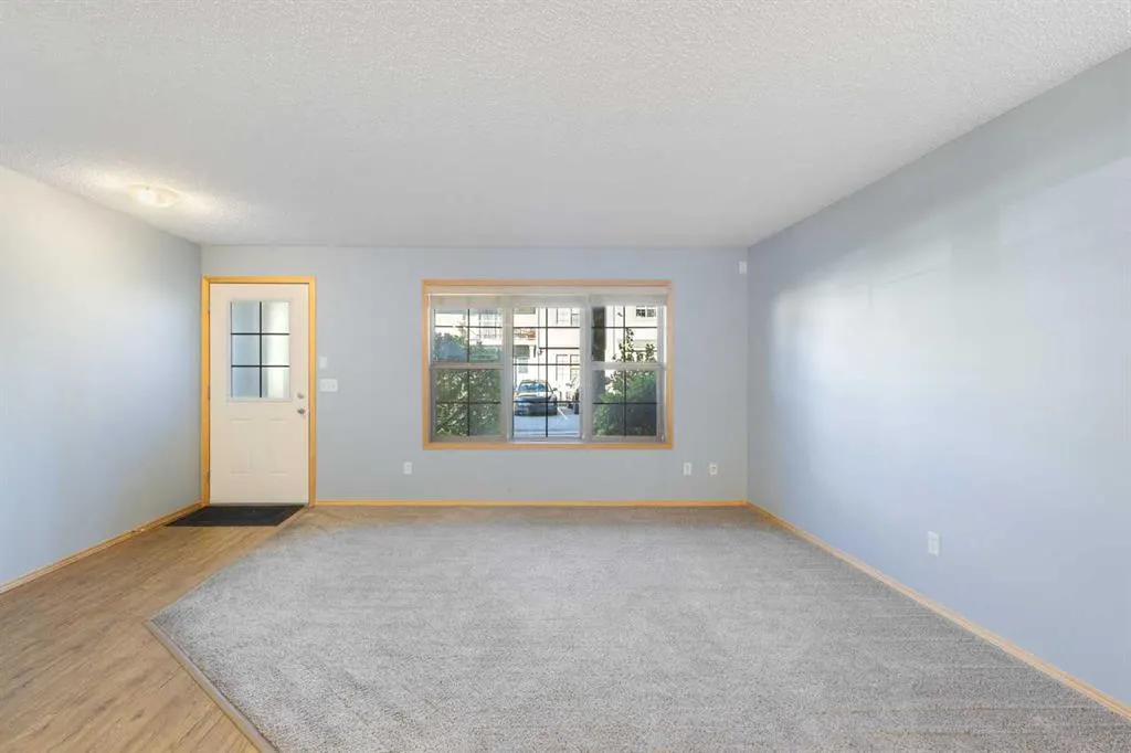 23 Everridge Square SW #104