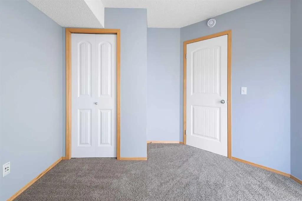 23 Everridge Square SW #104