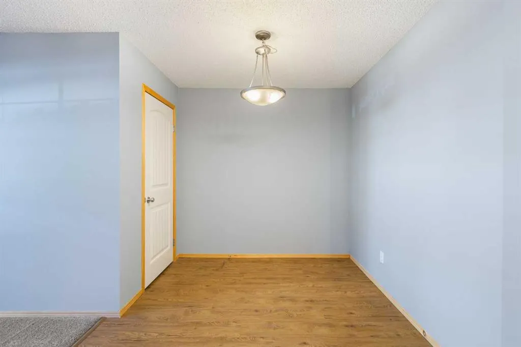 23 Everridge Square SW #104