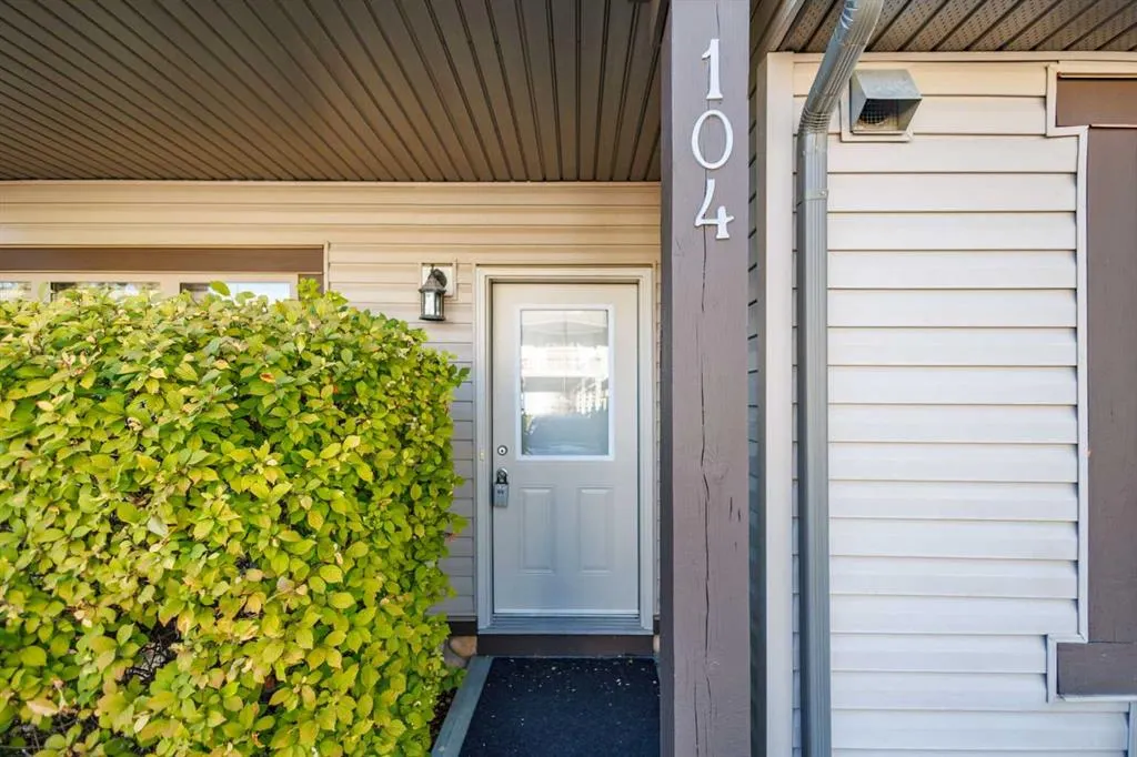 23 Everridge Square SW #104