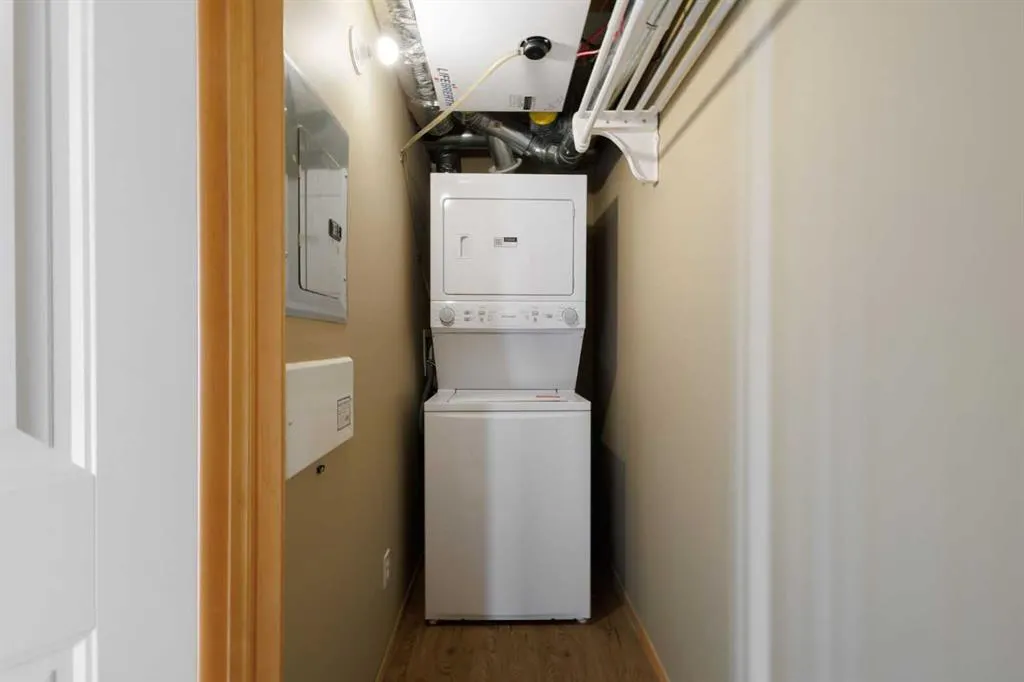 23 Everridge Square SW #104