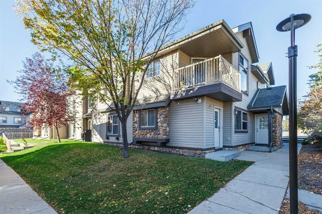 23 Everridge Square SW #104