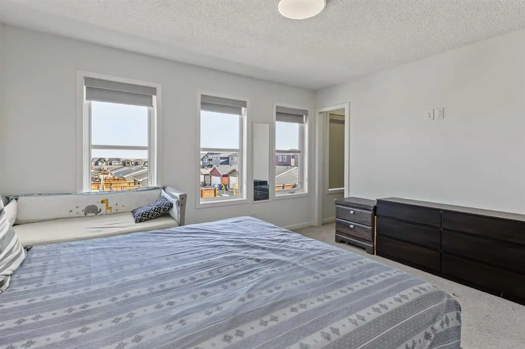 16 Howse Crescent NE
