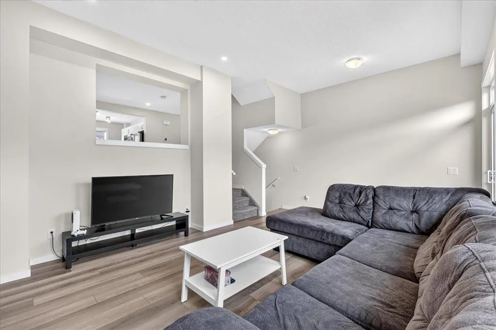 246 Cranbrook Square SE