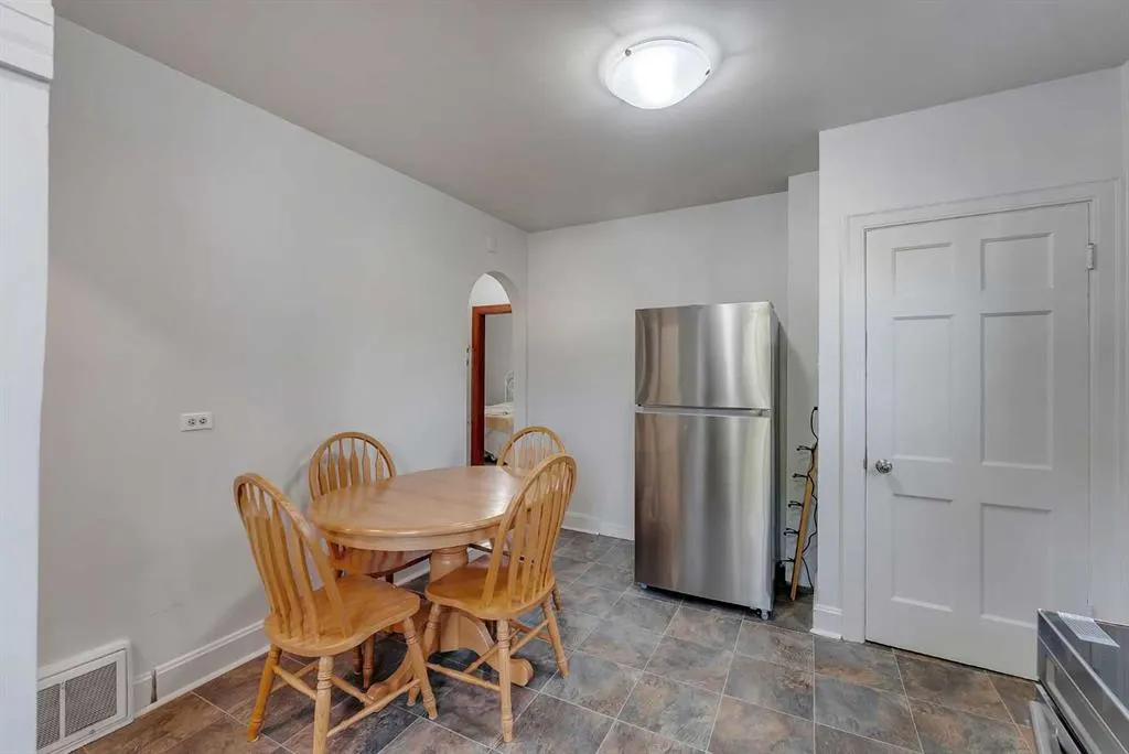 1507 1 Street NE