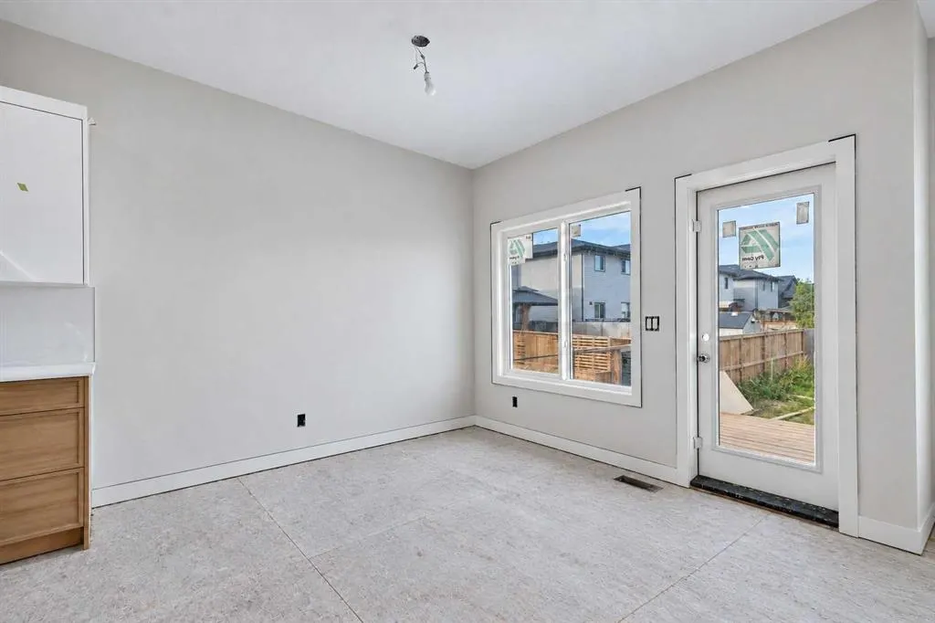 844 Hampshire Crescent NE
