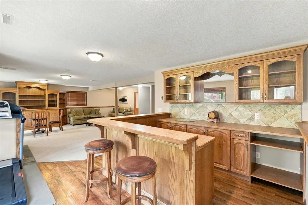 407 Lineham Acres Bay NW