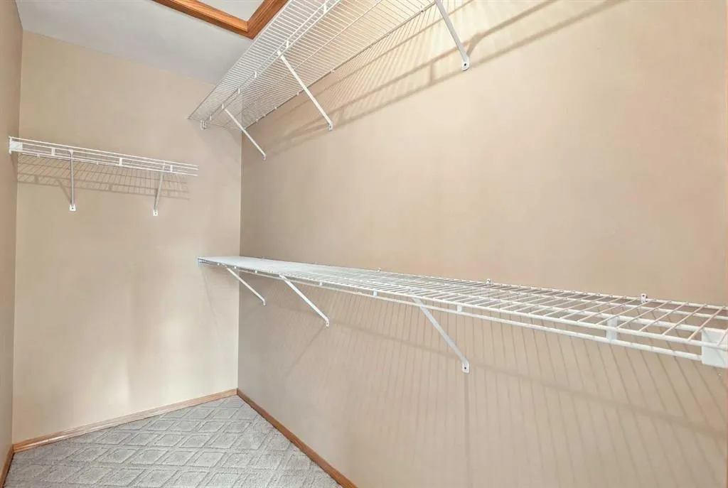 407 Lineham Acres Bay NW