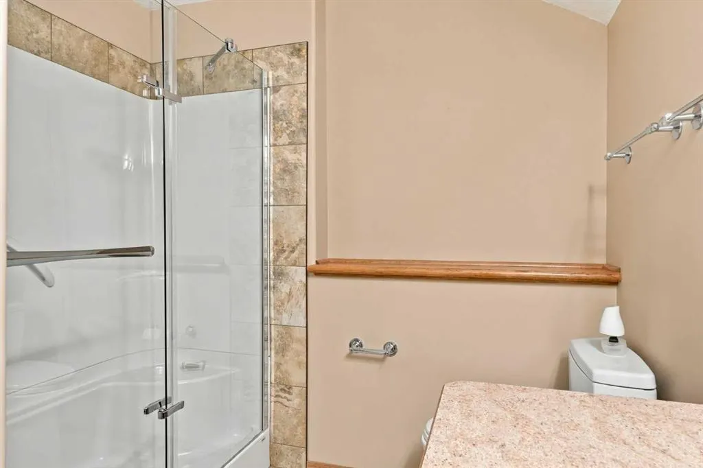 407 Lineham Acres Bay NW