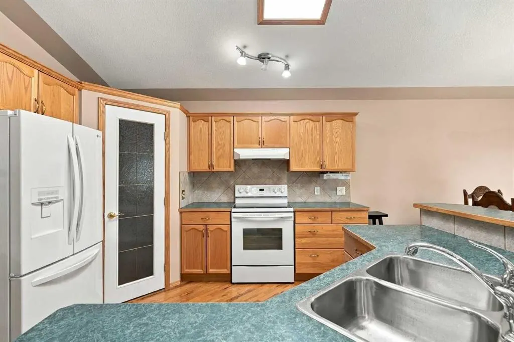 407 Lineham Acres Bay NW