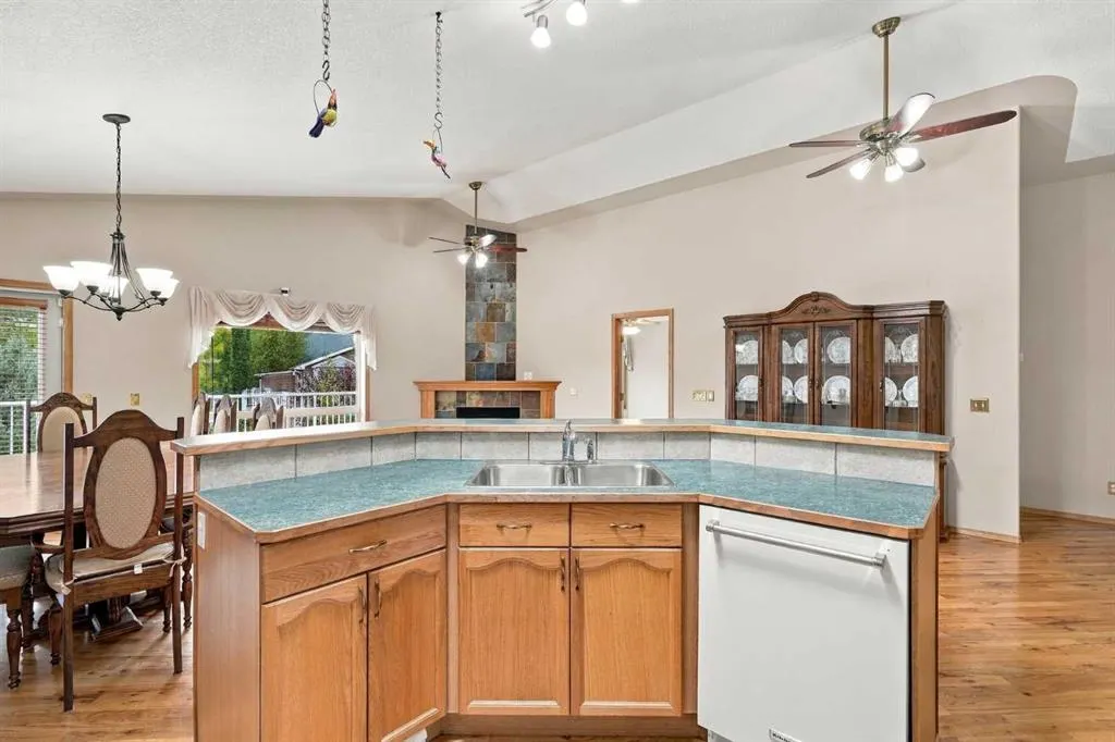 407 Lineham Acres Bay NW