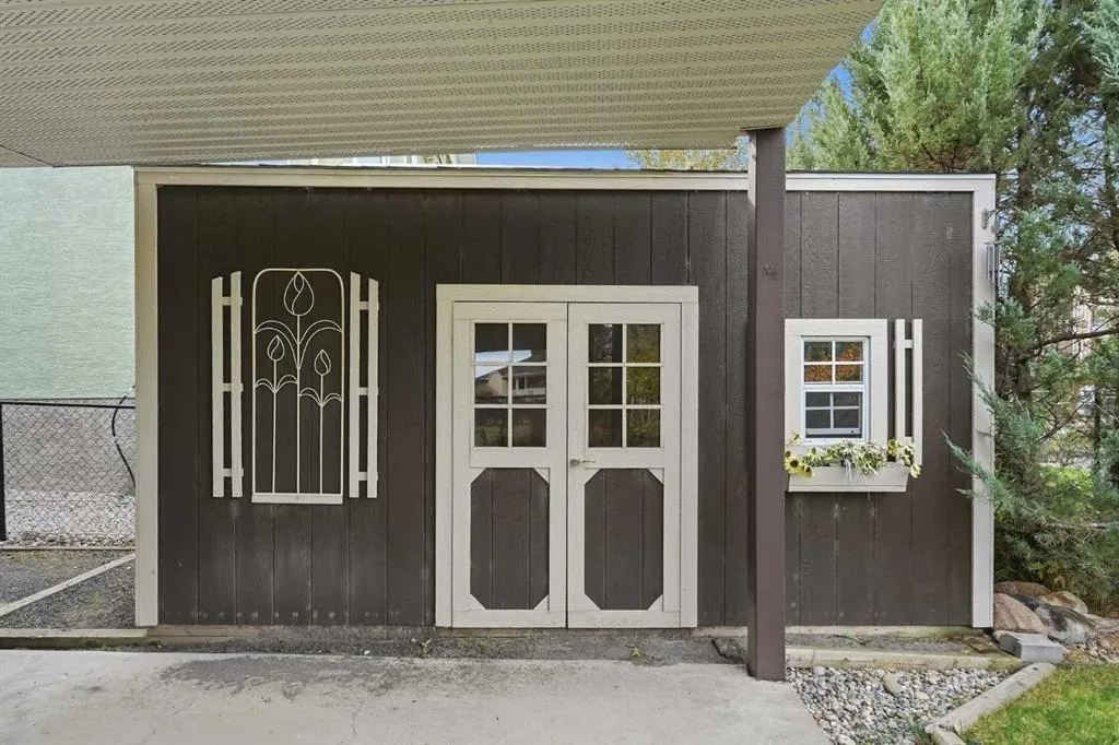 407 Lineham Acres Bay NW