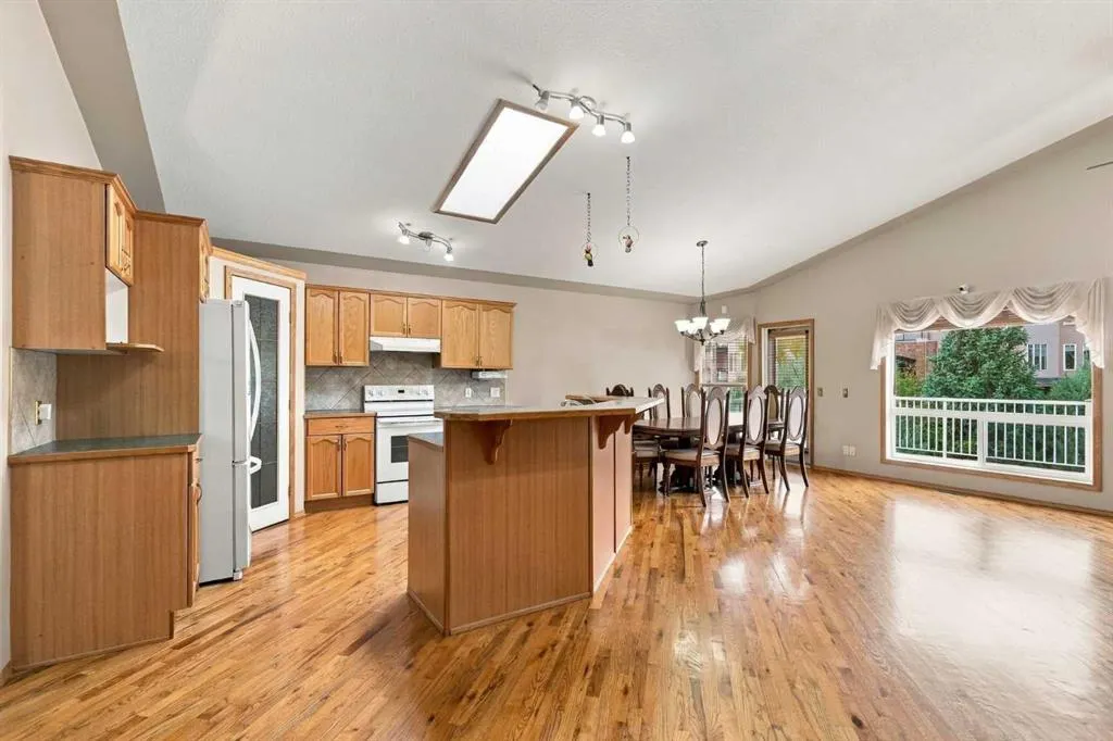 407 Lineham Acres Bay NW