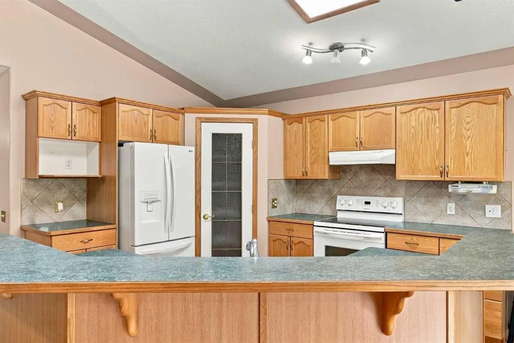 407 Lineham Acres Bay NW