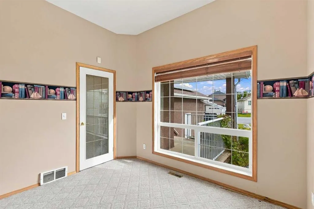 407 Lineham Acres Bay NW