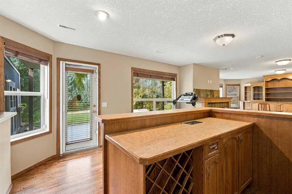 407 Lineham Acres Bay NW