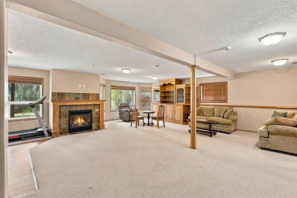 407 Lineham Acres Bay NW