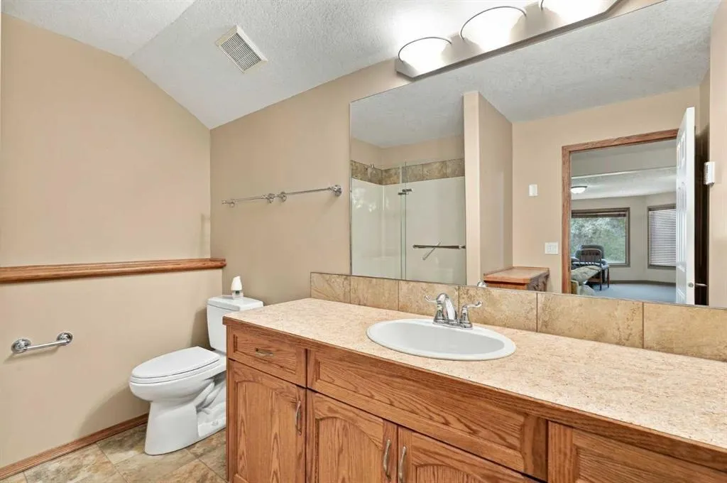 407 Lineham Acres Bay NW