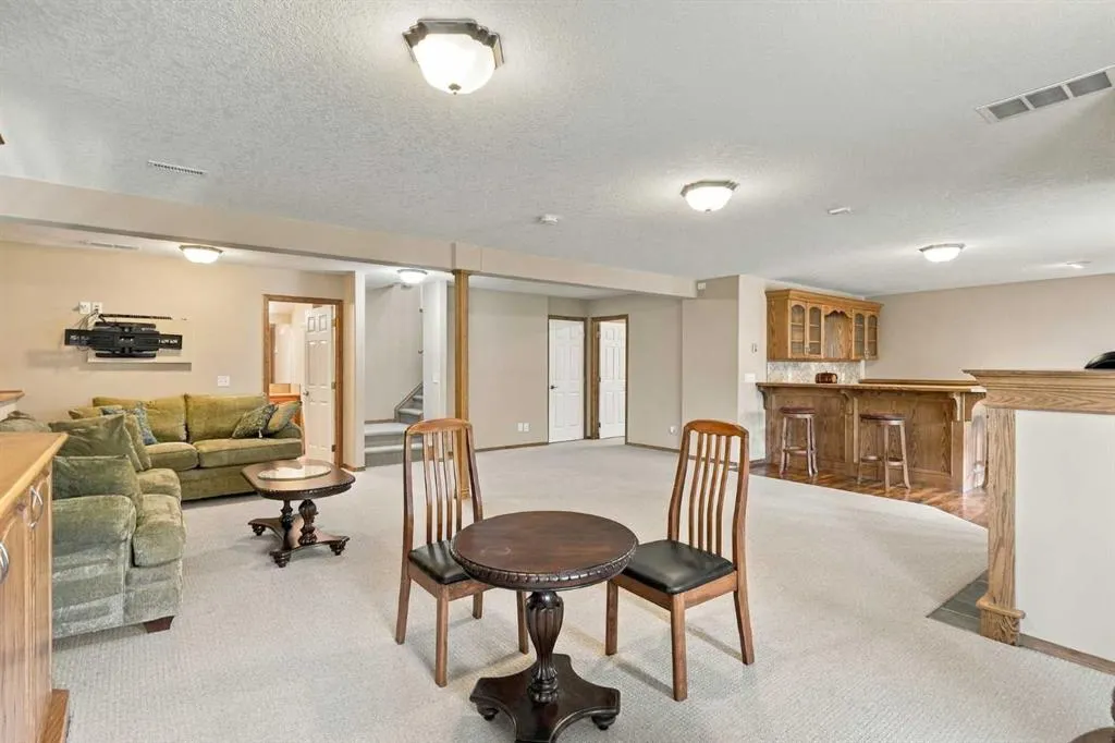 407 Lineham Acres Bay NW