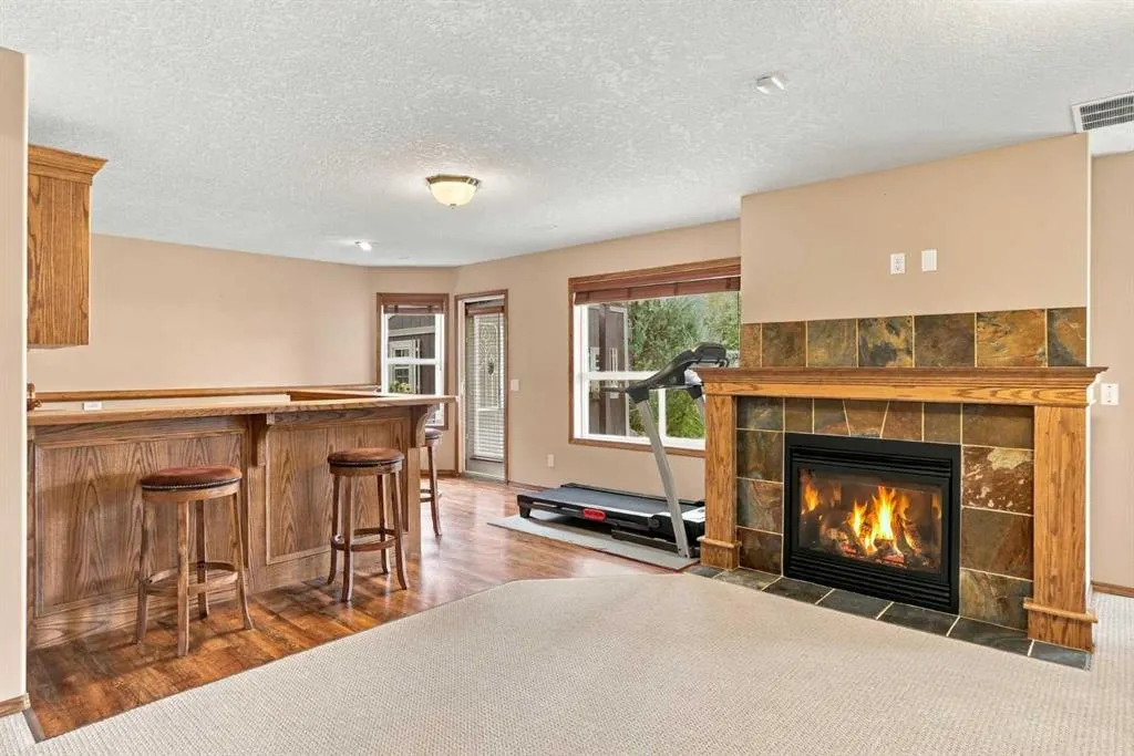 407 Lineham Acres Bay NW