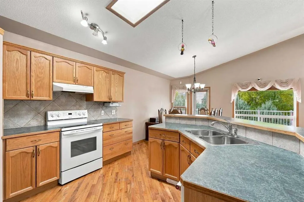 407 Lineham Acres Bay NW