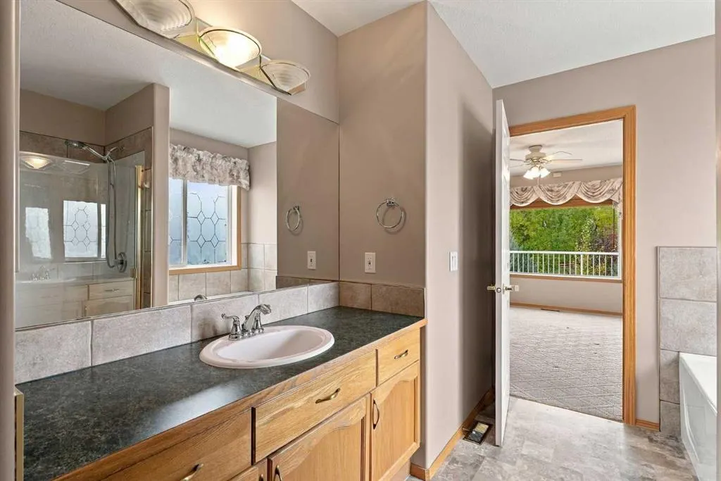 407 Lineham Acres Bay NW