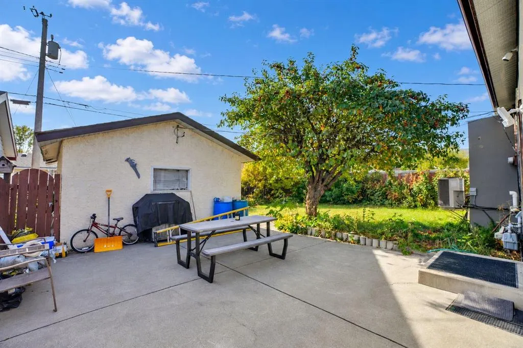 1115 Marcombe Crescent NE